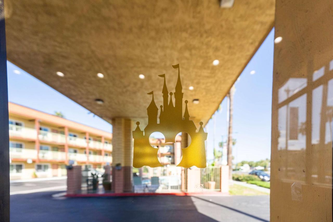 Super 8 By Wyndham Anaheim/Disneyland Drive Exterior photo